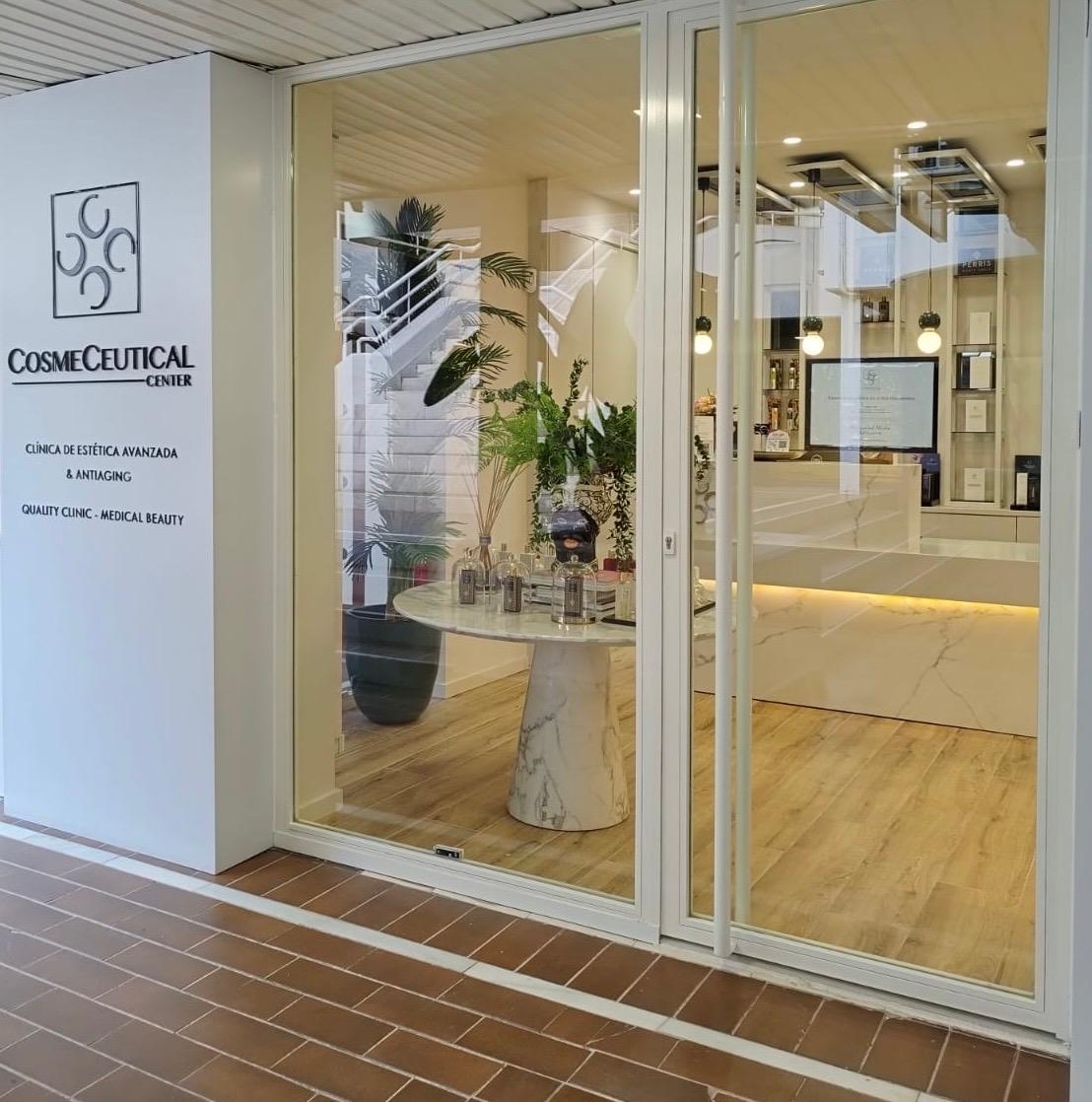 Entrada de Cosmeceutical Center, C/ Rioja 25, Sevilla