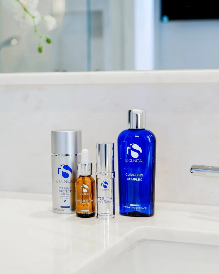 Extreme Protect SPF 30 de la marca Is Clinical: Mostrar producto junto a otros de Is Clinical en un cuarto de baño