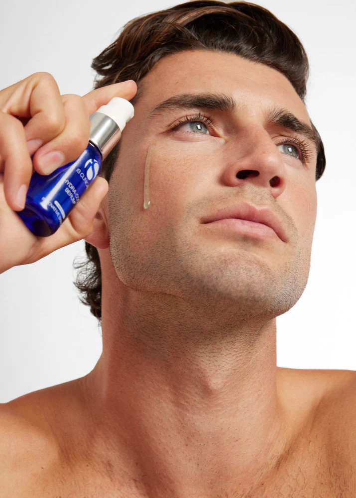 Hydra Cool Serum de la marca Is Clinical: Aplicación en cara (hombre)