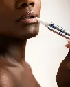 Youth Lip Elixir de la marca Is Clinical: Aplicación de producto en labios
