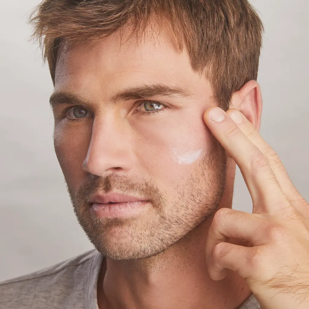 Total Protection® No-Show Mineral Sunscreen SPF 50 de la marca Colorscience: Aplicación en cara hombre