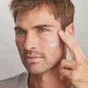 Total Protection® No-Show Mineral Sunscreen SPF 50 de la marca Colorscience: Aplicación en cara hombre