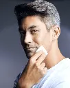 Active Peel System de la marca Is Clinical: Aplicación del producto en cara (hombre)