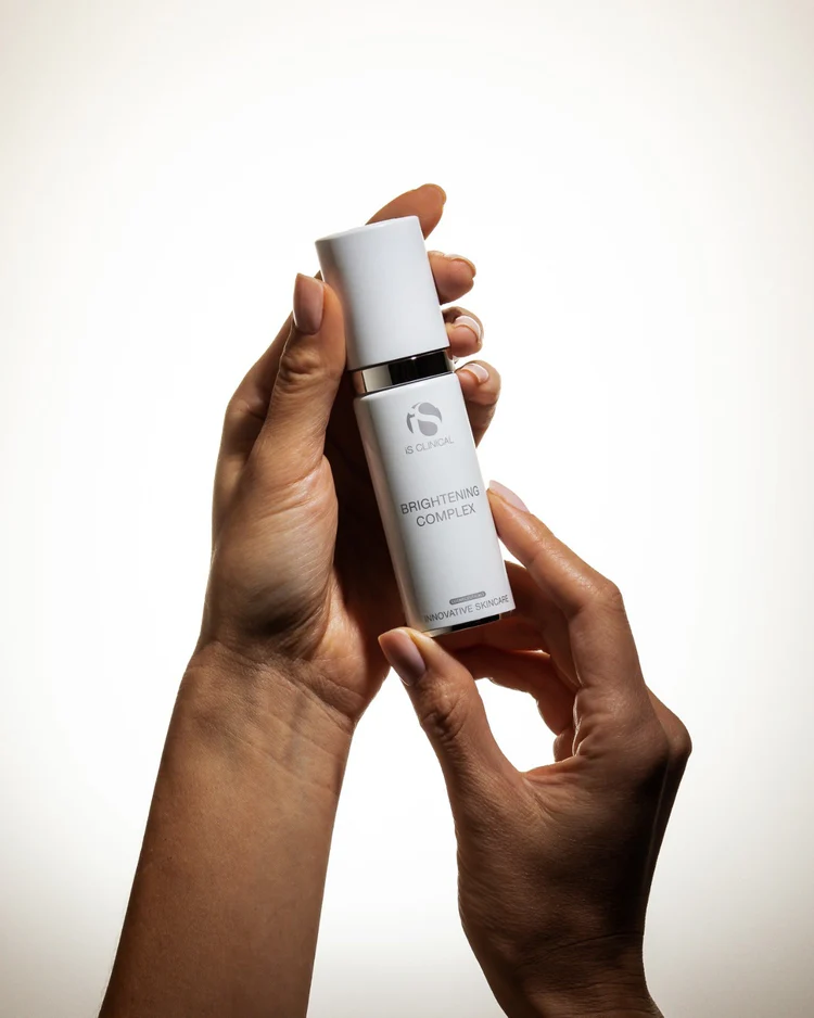 Brightening Complex de la marca Is Clinical: Mostrar producto en manos para apreciar mejor el tamaño