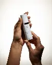 Brightening Complex de la marca Is Clinical: Mostrar producto en manos para apreciar mejor el tamaño