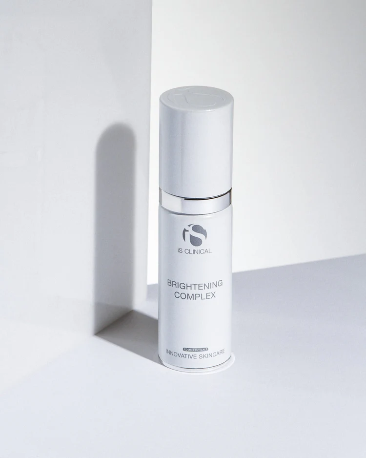 Brightening Complex de la marca Is Clinical: Mostrar producto con fondo blanco y luz de perfil reflejando sombra en la pared