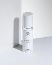 Brightening Complex de la marca Is Clinical: Mostrar producto con fondo blanco y luz de perfil reflejando sombra en la pared